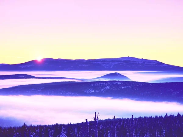 Högsta bergen ovanför inverse dimma. Vinter kallt väder i bergen — Stockfoto