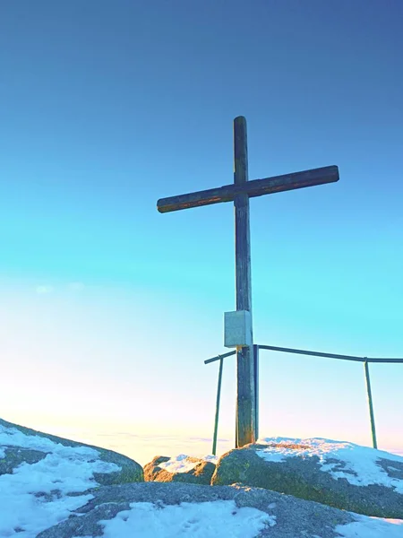 Sharp summit  with modest cross raised  on mountain peak. — Stock Photo, Image
