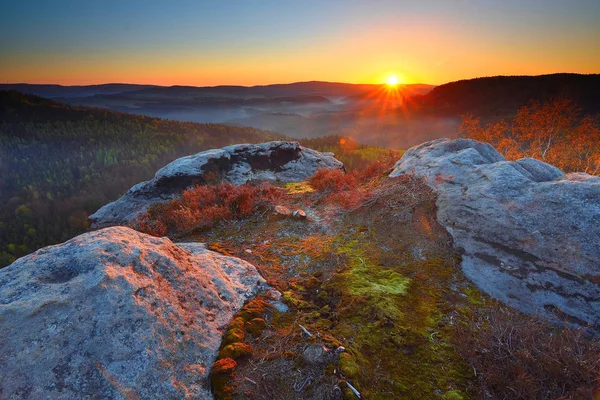 Frühlingsfarben. Frühlingssonnenaufgang über Felsen und frischem grünen Wald, buntes Tal voller dichter Nebelschwaden — Stockfoto
