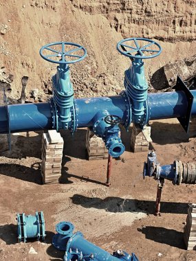 Petrol, gaz ve su sektörü. Geçen Vana armatür metro ile. Derin hendek kazdılar