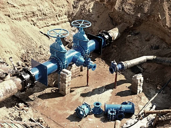 Olja, gas, vattenindustrin. Wellhead med ventil armatur underground. Grävde djupt dike — Stockfoto