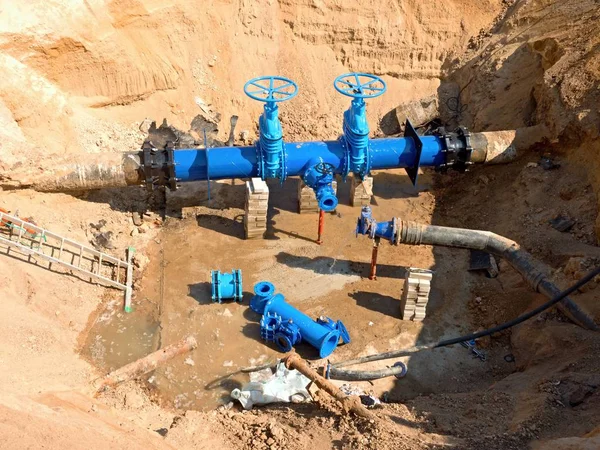 Buvez de l'eau. Renouvellement des pipelines souterrains, des vannes et des tuyaux métalliques . — Photo