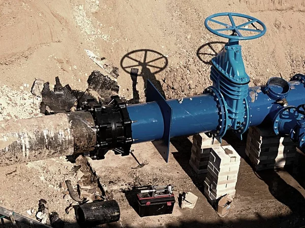 Засувки під землею, клапан водопроводу на синьому конвеєрі після реконструкції . — стокове фото