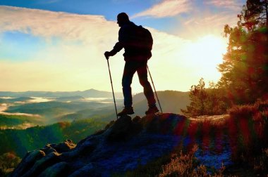 Rock ve derin puslu Vadisi feryat izlerken sırt çantası ile Turist Rehberi. 