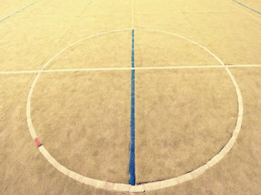 Boş açık hentbol Bahçesi, plastik kıllı yeşil yüzey zemin ve beyaz mavi sınır çizgileri. 