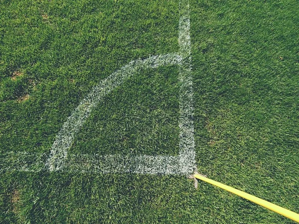 Fußballfeld Ecke Detail mit weißen Markierungen und Fahne Stick — Stockfoto