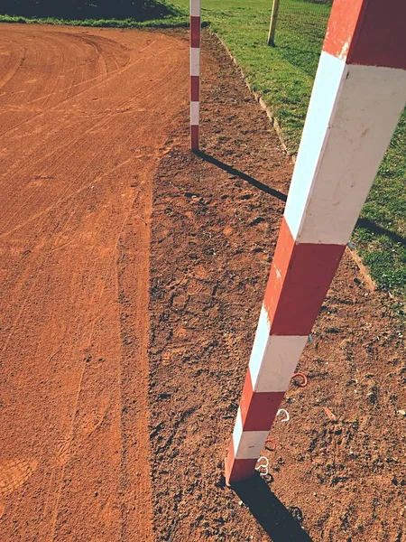 Detalhe do quadro do portão. Futebol ao ar livre ou playground de handebol, barro vermelho claro. Superfície vermelha de tijolos esmagados no chão — Fotografia de Stock