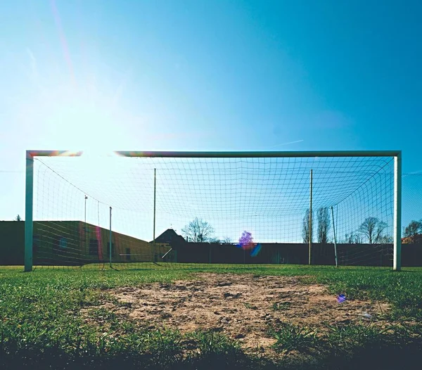 Futebol futebol net fundo sobre grama verde e estádio embaçado . — Fotografia de Stock