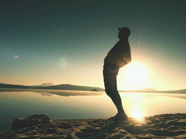 Sporcu adam geri bükme. Eğil ve koşu sabah içinde sırt kasları germek 