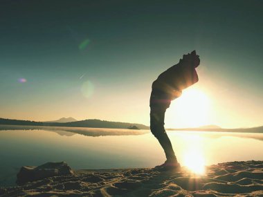 Sporcu adam geri bükme. Eğil ve koşu sabah içinde sırt kasları germek 