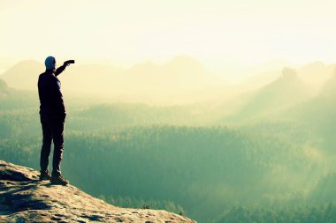 Rock rock empires Park keskin tepe üzerinde ince turist üzerinde güneş puslu ve sisli Vadisi'ne izliyor