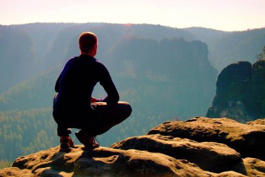 Adam rock üst derin puslu Vadisi feryat hava manzaralı dinlenme