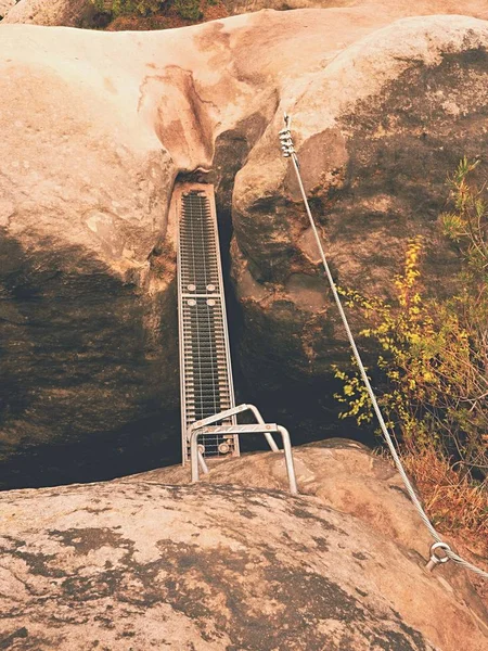 Железный пандус в скале, туристическая лестница. Железная веревка закреплена в блоке. Альпинисты через феррату . — стоковое фото