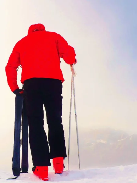 Esquiador en chaqueta de invierno roja con pequeños esquís divertidos estancia en la nieve . — Foto de Stock