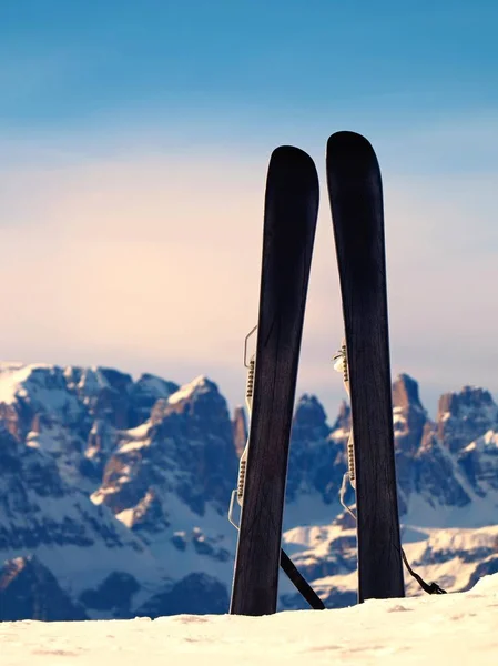 Ski im Schnee auf den Bergen, schöner sonniger Wintertag auf dem Gipfel — Stockfoto