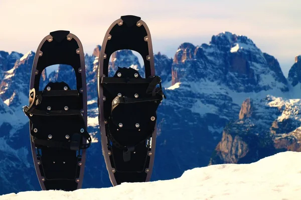 Snowshoes στο χιόνι στην κορυφή του βουνού, ωραία ηλιόλουστη μέρα του χειμώνα — Φωτογραφία Αρχείου