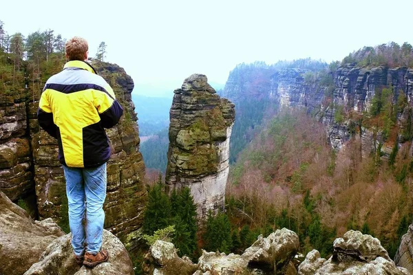 Turizm uzun yürüyüşe çıkan kimse adam rocky Dağları'nda kaya tepe üzerinde — Stok fotoğraf