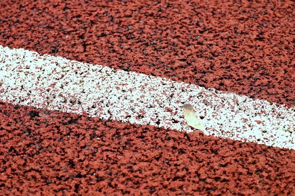 Start. Piros futó versenypálya, a szabadtéri atlétikai stadionban — Stock Fotó