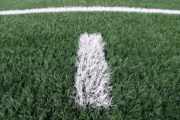 White line marks painted on artificial green turf background. Playground with plastic grass. — Stock Photo, Image