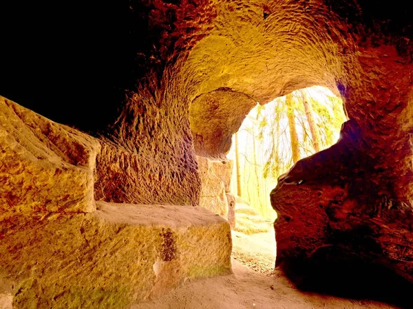 Fin de la cueva, entrar en cuevas subterráneas y catacumbas. El viaje subterráneo — Foto de Stock