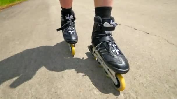 .Outdoor-Shuffle-Inlineskating. Männer-Beine Rollschuhlaufen auf dem Asphalt. Nahsicht auf schnelle Shuffle-Bewegung von vier Rädern Inline-Boots. — Stockvideo