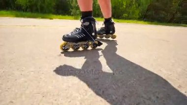 Çok çalışma inline paten için yan görünümü kadar yakın. Kolay düz asfaltta paten. Siyah dört tekerlekli satır içi çizme hızlı hareket görünümüne kadar kapatın.