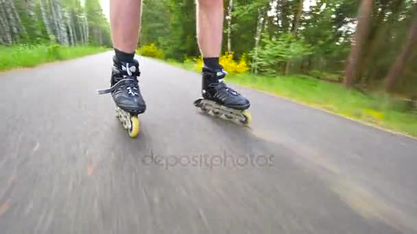 Achteruit inline skaten en remmen op het asfalt. Close-up mens benen bewegen te vertragen. Makkelijk achteruit rijden en vertragen. — Stockvideo