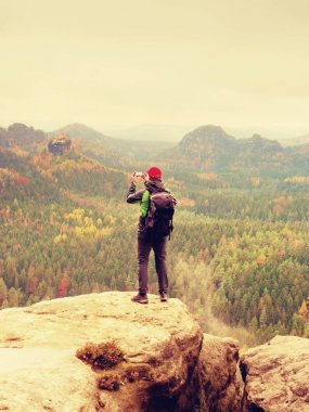 Sırt çantası teknesinde cliff ve alır fotoğrafları ile yağmurlu Vadisi'nin akıllı telefon ile turizm.