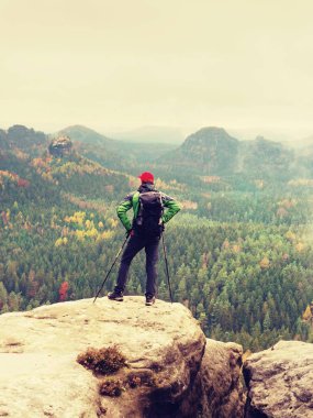 Turist Rehberi Polonyalılar el ve ağır sırt çantası ile zirvesinde. Uzun yürüyüşe çıkan kimse yeşil jakcet nad kırmızı kap