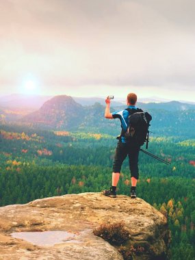 Adam akıllı telefon ile fotoğraf rock İmparatorluğu'nun peak alır. Doğada rüya gibi renkli sonbahar 