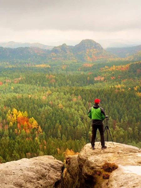 Grand photographe adulte préparer appareil photo pour prendre des photos de montagnes d'automne . — Photo