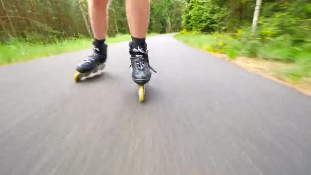 スケートと公園で t スタイル ブレーキで制動をシャッフルします。夏の暑い日にアスファルトの上足ローラー_スケートをマンします。4 つの車輪インライン ブーツの速いシャッフル動きにビューをクローズ アップ. — ストック動画