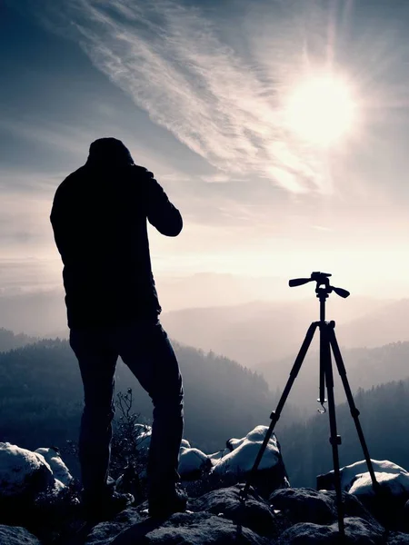 Photographe prend une photo du gel de l'aube automnale — Photo