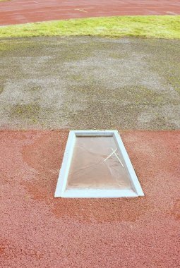 Kalkış Atletizm sırıkla yüksek atlama için tahtada detayını. Kış sezonu