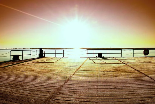 Molo di legno vuoto a bella mattina colorata. Pontile turistico nella baia di mare. — Foto Stock