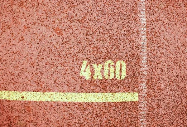 黄色のマーク。白い線と競馬場競馬場、赤実行中屋外スタジアムでのテクスチャ — ストック写真