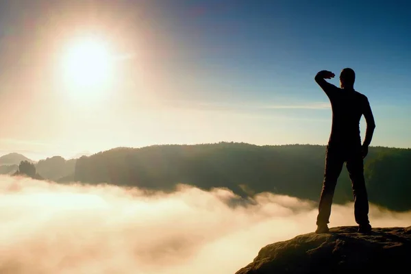 Rolig pojke på rocs vaka över dimmiga havet i morgon dalen till solen — Stockfoto