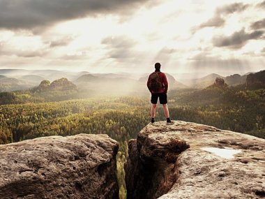 Turist Rehberi kayalık görünümünde Polonyalılar ile el üzerine gelin. Uzun yürüyüşe çıkan kimse sportif sırt çantası ile stand devam et