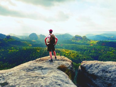 Turist Rehberi kayalık görünümünde Polonyalılar ile el üzerine gelin. Uzun yürüyüşe çıkan kimse sportif sırt çantası ile stand devam et