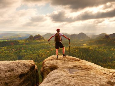 Adam hiker trekking Polonyalılar ve sırt çantası bir dağın tepesinde. Seyahat etmek sırt çantası ile