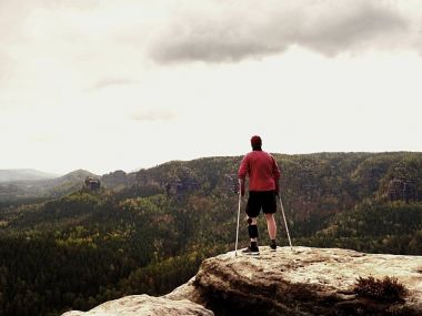 Uzun yürüyüşe çıkan kimse diz küme ayracı özellikleri ile acıyor. Bacak birleştirmek Immobilizer kalmak Zirvesi ile adam ve dinlen