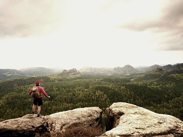 Tourist in red black sportswear, green backpack on view point watch landscape. — Stock Photo, Image