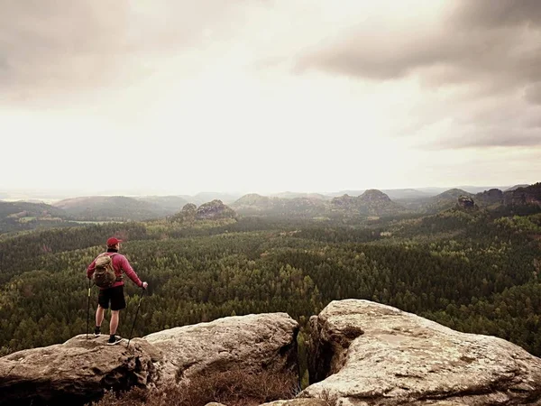 Turista em sportswear vermelho preto, mochila verde no ponto de vista paisagem relógio . — Fotografia de Stock