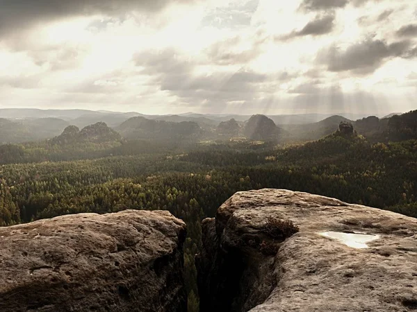 Rocky peak without people. View over wet sandstone rocky peak into forest landscape. — Stock Photo, Image