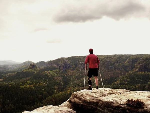 Uzun yürüyüşe çıkan kimse diz küme ayracı özellikleri ile acıyor. Bacak birleştirmek Immobilizer kalmak Zirvesi ile adam ve dinlen