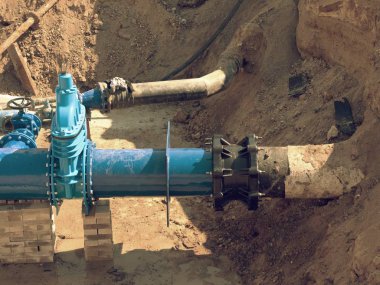 Büyük endüstriyel kapı vanalar büyük el çarkı ile boru hatları içinde. İçecek su boru hattı filmine delik tamir.