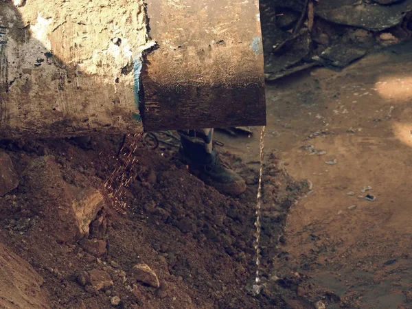 Rostiges altes Eisenrohr, aus dem klares Wasser fließt. Abwasserrohr — Stockfoto