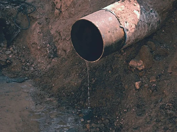 Rusty Old Iron Pipe With Clear Water Flowing From It. Waste water drain pipe — Stock Photo, Image