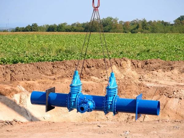 Jeřáb se pohybuje s novým gate ventilu a 500 mm potrubí. Oprava potrubí vody na pití — Stock fotografie
