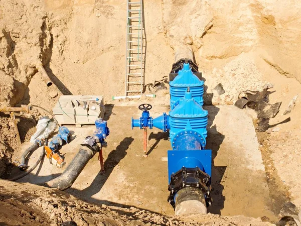 Junta de válvula de compuerta de agua potable de 500 mm con instalación de tubería atornillada: reparación de la tubería de agua principal — Foto de Stock